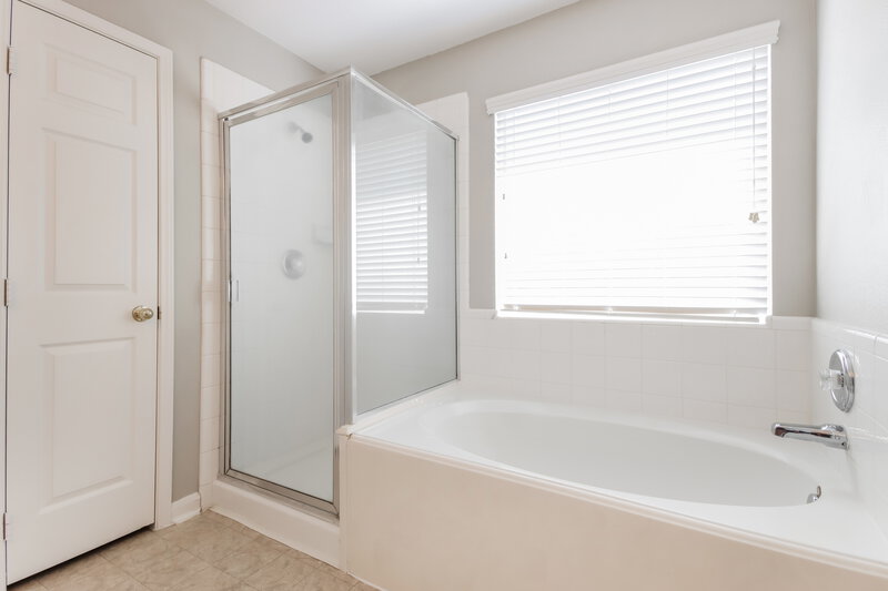 1,815/Mo, 32327 Willow Creek Park Conroe, TX 77385 Main Bathroom View 2