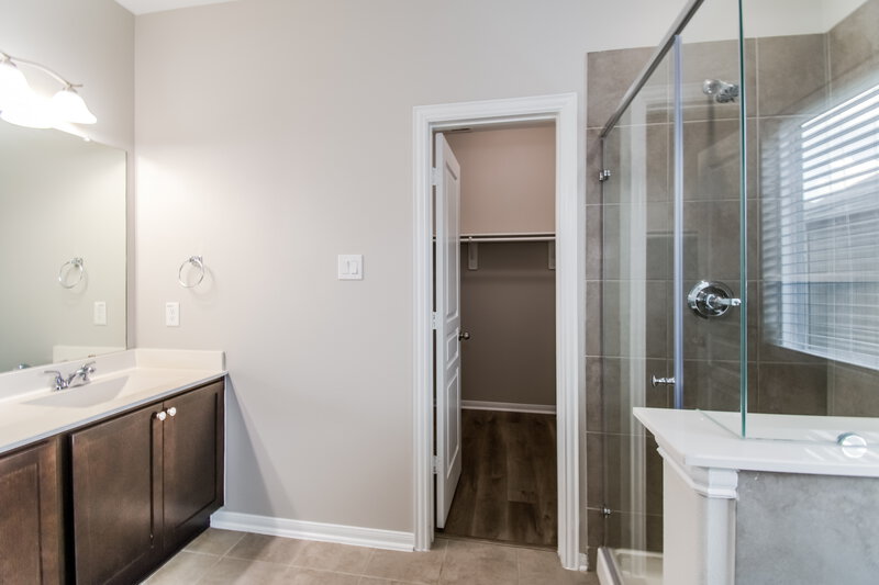 1,965/Mo, 323 Ginseng Ln Crosby, TX 77532 Main Bathroom View