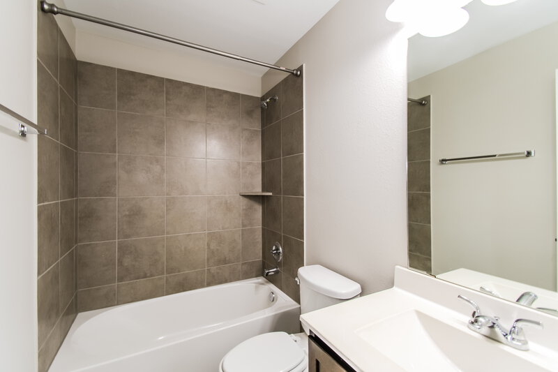 1,965/Mo, 323 Ginseng Ln Crosby, TX 77532 Bathroom View