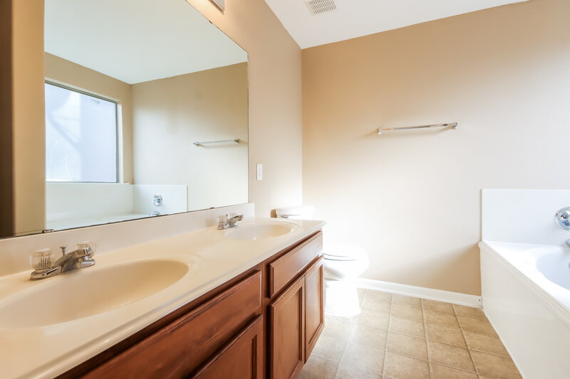 2,520/Mo, 8119 Sanders Forest Ct Humble, TX 77338 Main Bathroom View