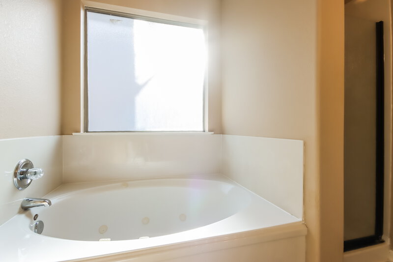 2,520/Mo, 8119 Sanders Forest Ct Humble, TX 77338 Main Bathroom View 2