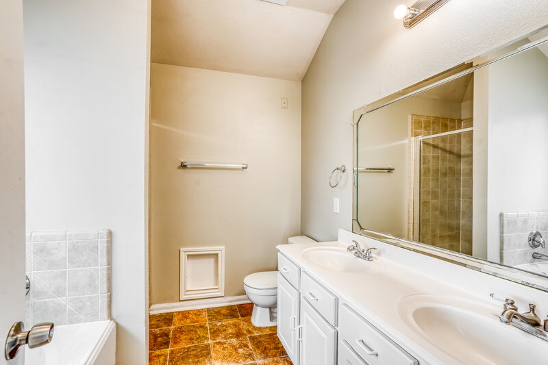 1,870/Mo, 5811 Ridgebluff Ln Katy, TX 77449 Main Bathroom View