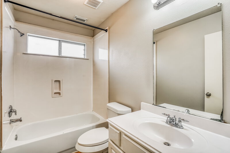 1,870/Mo, 5811 Ridgebluff Ln Katy, TX 77449 Bathroom View