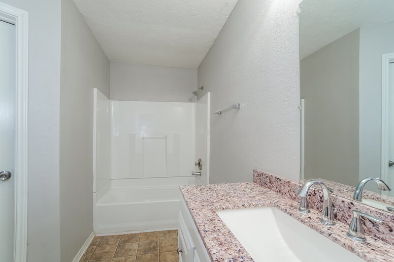 1,700/Mo, 15154 Elstree Dr Channelview, TX 77530 Main Bathroom View