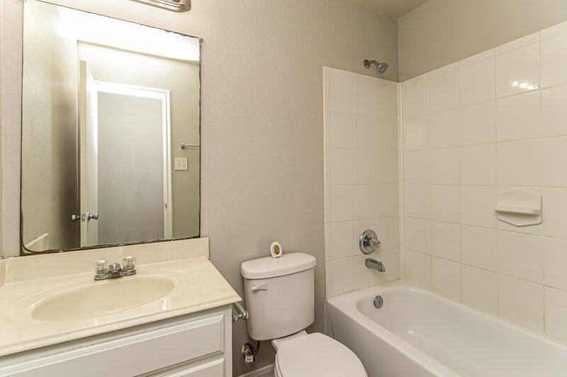 1,840/Mo, 2715 Skyview Glen Ct Houston, TX 77047 Bathroom View