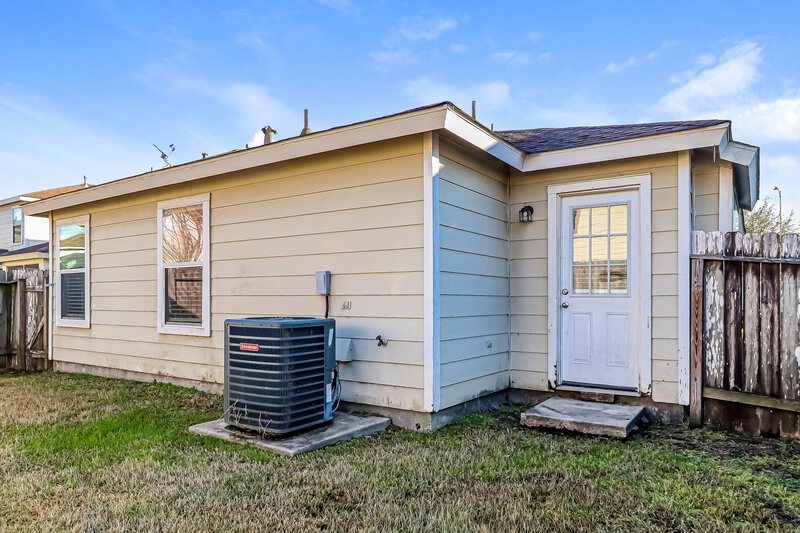 1,840/Mo, 2715 Skyview Glen Ct Houston, TX 77047 Rear View