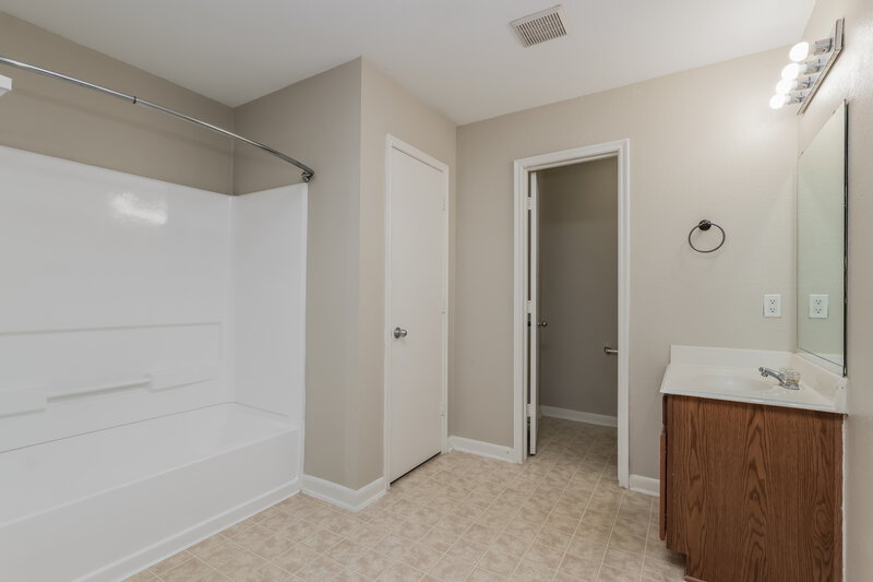 1,800/Mo, 15602 Clarks Fork Ct Houston, TX 77086 Main Bathroom View