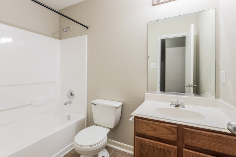1,800/Mo, 15602 Clarks Fork Ct Houston, TX 77086 Bathroom View