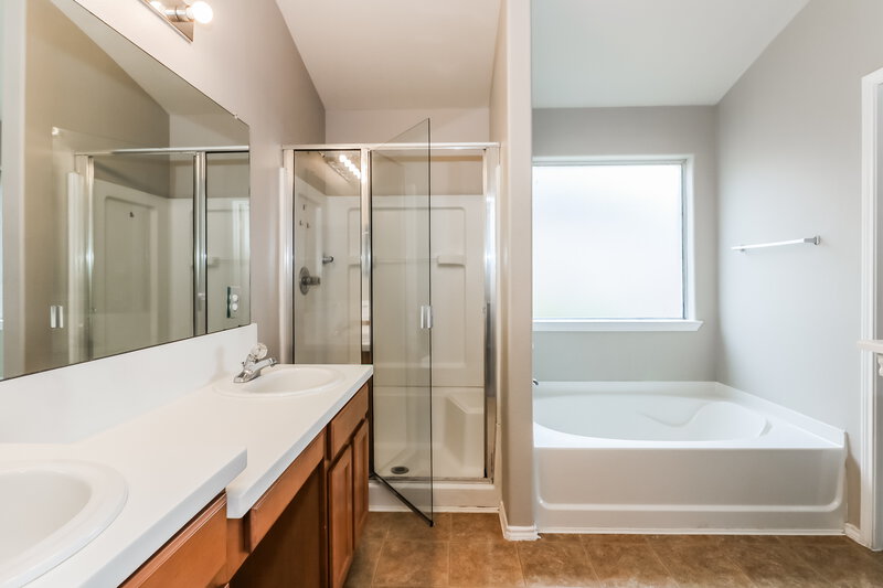 2,075/Mo, 214 Kestrel Ln Rosharon, TX 77583 Main Bathroom View
