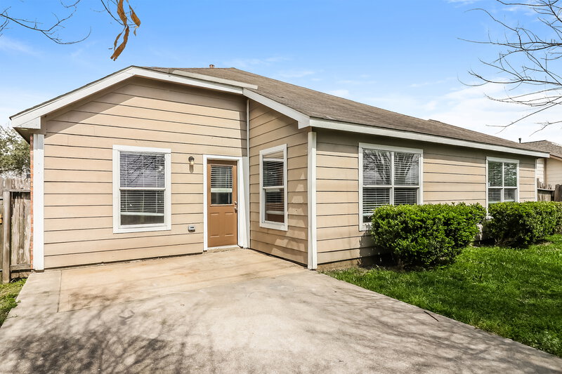 2,075/Mo, 214 Kestrel Ln Rosharon, TX 77583 Rear View