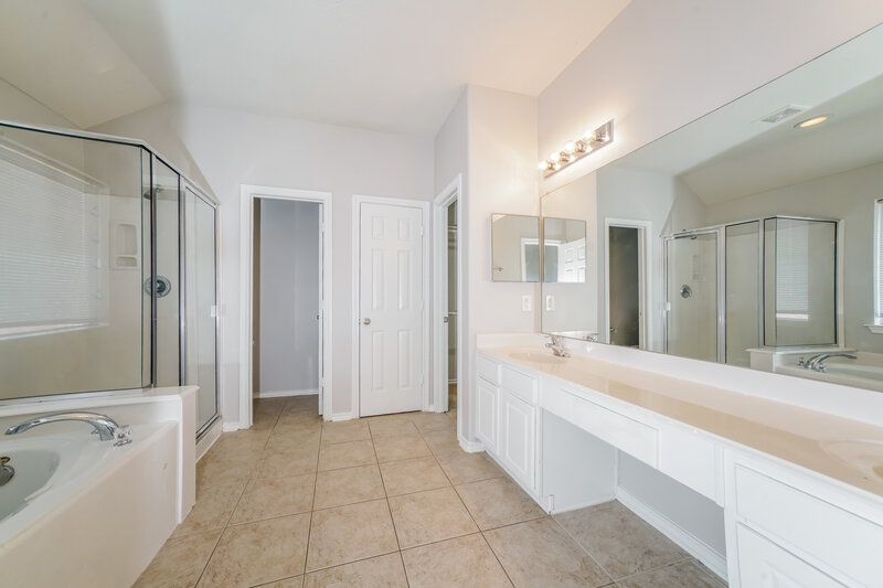 2,065/Mo, 13030 Sandhill Park Ln Houston, TX 77044 Main Bathroom View