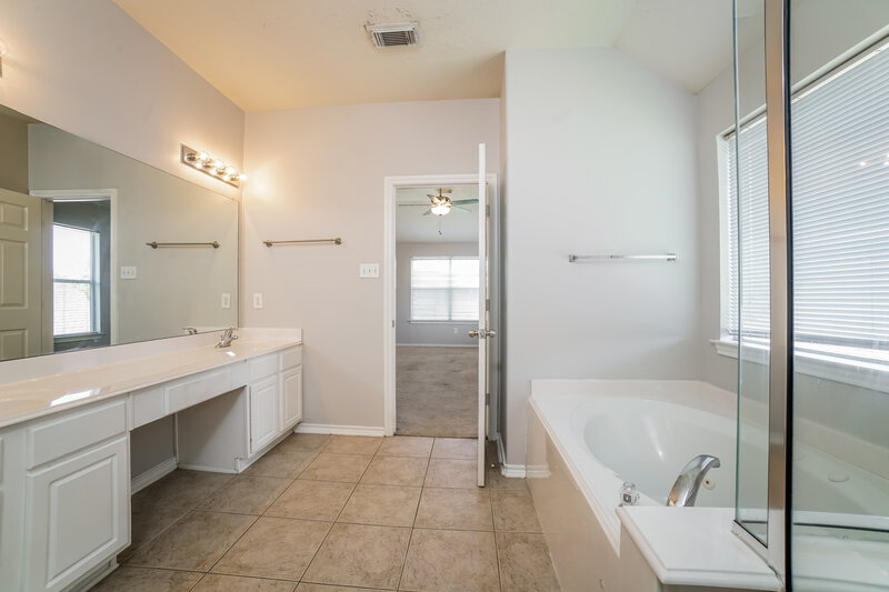 2,065/Mo, 13030 Sandhill Park Ln Houston, TX 77044 Main Bathroom View 2
