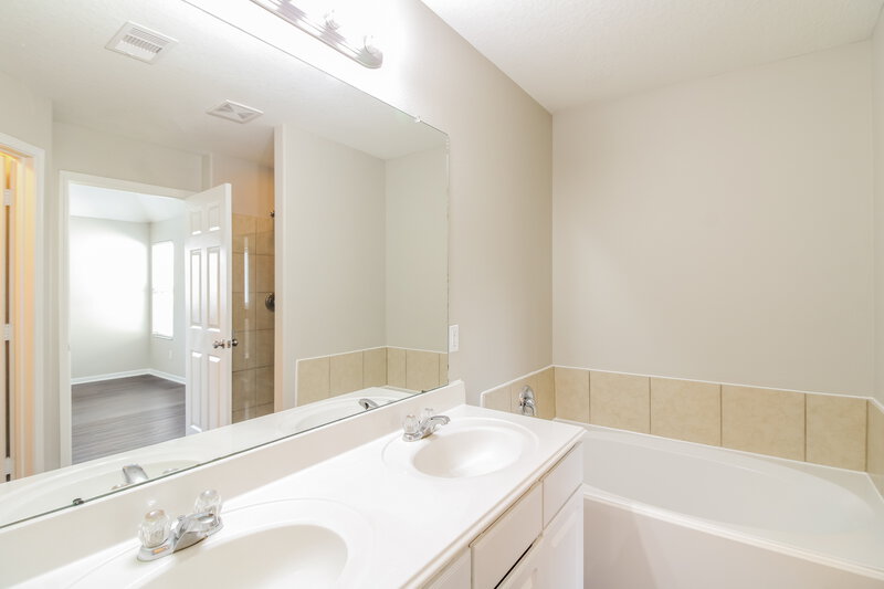 2,120/Mo, 11719 Downey Violet Ln Houston, TX 77044 Main Bathroom View