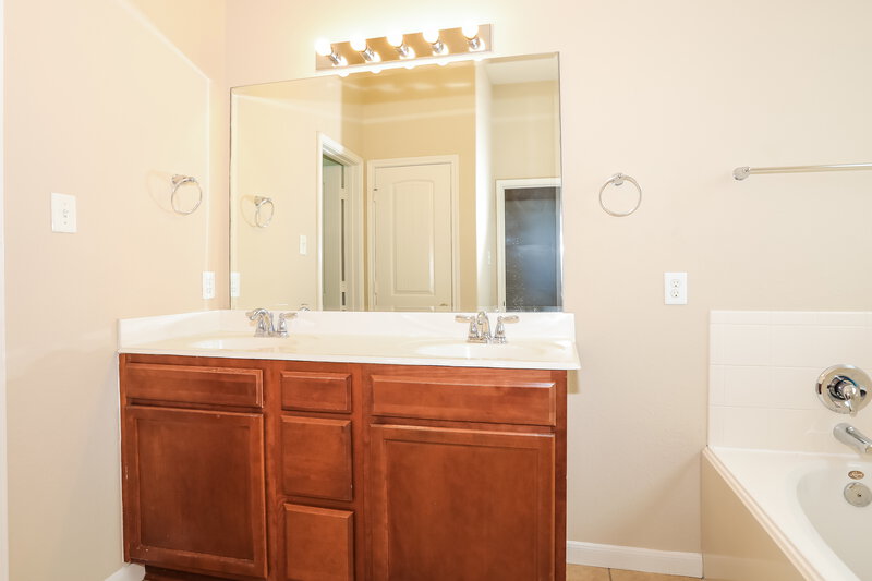 1,870/Mo, 18306 Paige Terrace Ct Cypress, TX 77433 Main Bathroom View