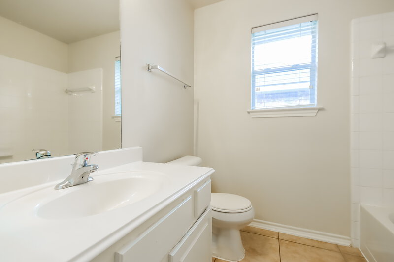 1,875/Mo, 26900 Armor Oaks Dr Humble, TX 77339 Bathroom View