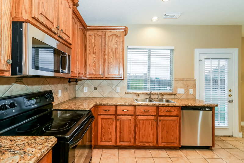 2,335/Mo, 5206 Keith Rd Pasadena, TX 77505 Kitchen View 2