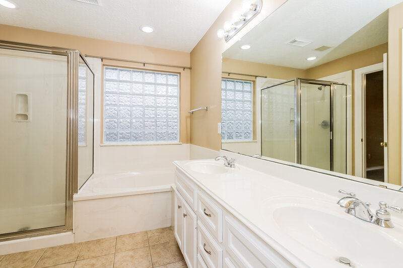 2,335/Mo, 5206 Keith Rd Pasadena, TX 77505 Main Bathroom View