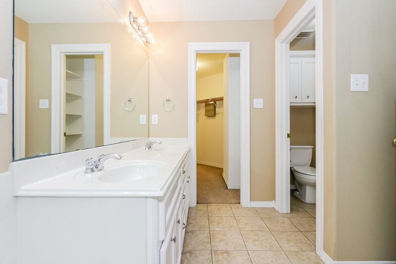 2,335/Mo, 5206 Keith Rd Pasadena, TX 77505 Main Bathroom View 2