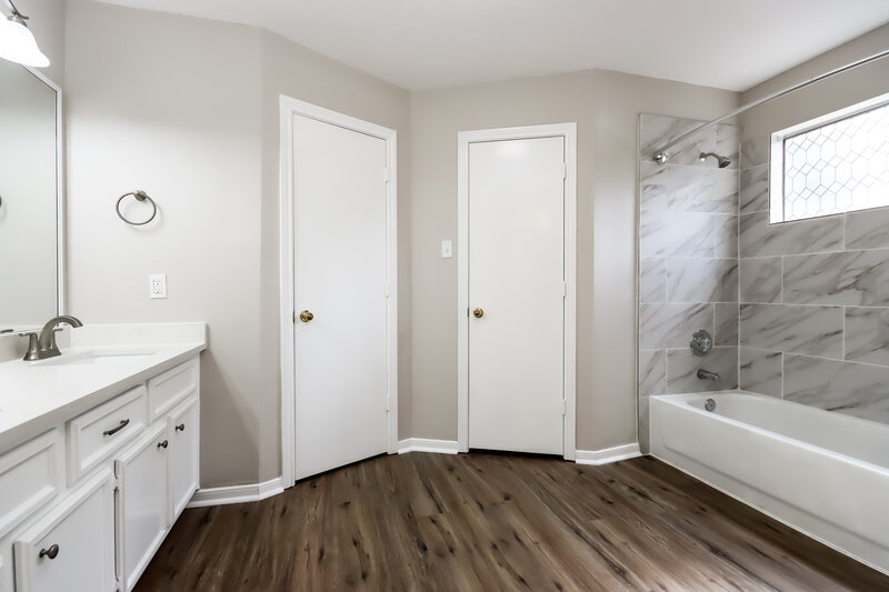 1,695/Mo, 4010 Hunnington Dr Conroe, TX 77303 Main Bathroom View