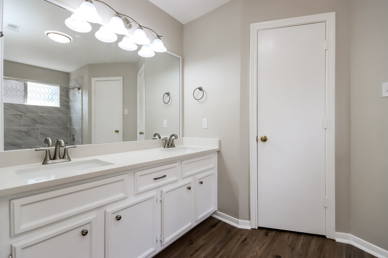 1,695/Mo, 4010 Hunnington Dr Conroe, TX 77303 Main Bathroom View 2