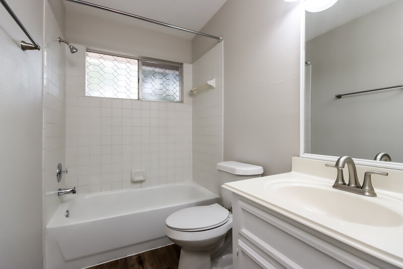 1,695/Mo, 4010 Hunnington Dr Conroe, TX 77303 Bathroom View
