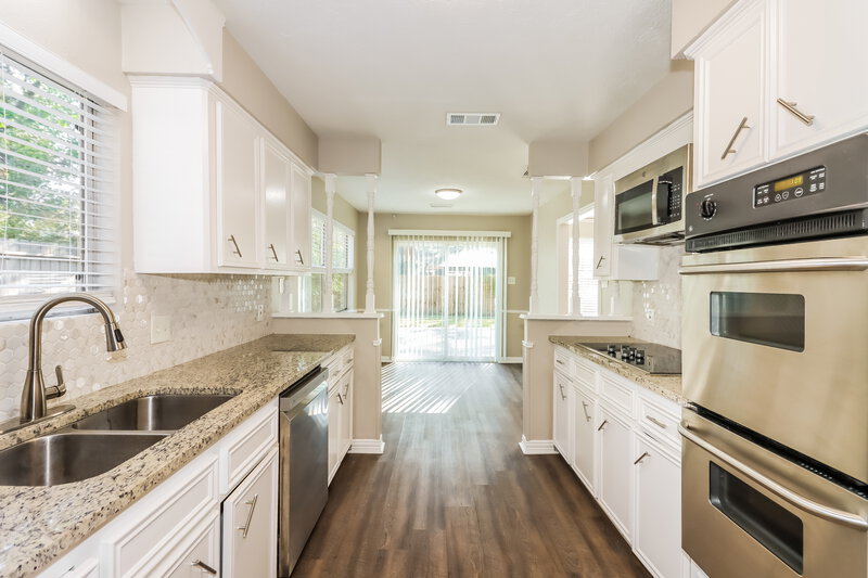 1,830/Mo, 707 Nautilus St Crosby, TX 77532 Kitchen View 2