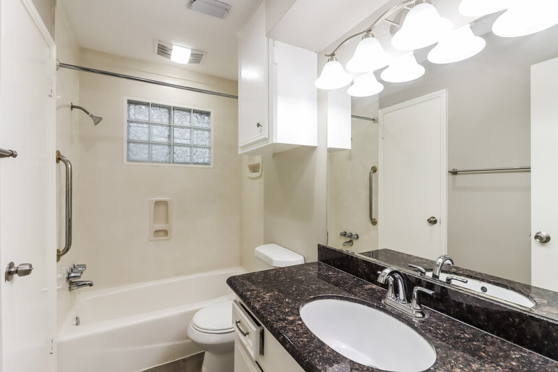 2,605/Mo, 22307 Walnut Valley Dr Spring, TX 77389 Main Bathroom View