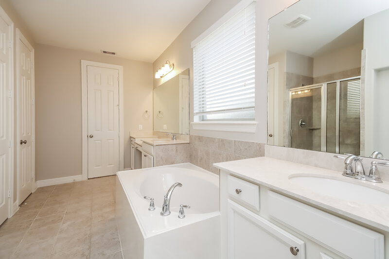 3,510/Mo, 15811 Graham Spring Ln Houston, TX 77044 Main Bathroom View