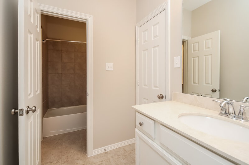 3,510/Mo, 15811 Graham Spring Ln Houston, TX 77044 Bathroom View 2