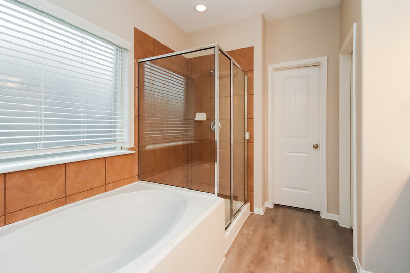 2,190/Mo, 123 Pike Mill Pl Montgomery, TX 77316 Main Bathroom View 2