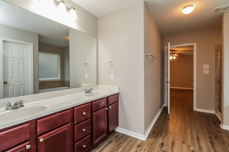 2,365/Mo, 9952 Swallow Dr Conroe, TX 77385 Main Bathroom View 2