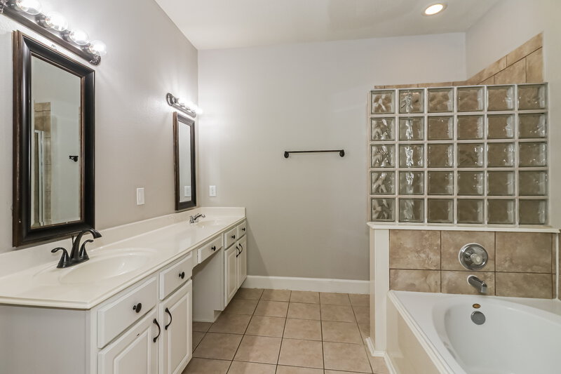 2,135/Mo, 14411 Pelican Marsh Dr Cypress, TX 77429 Main Bathroom View