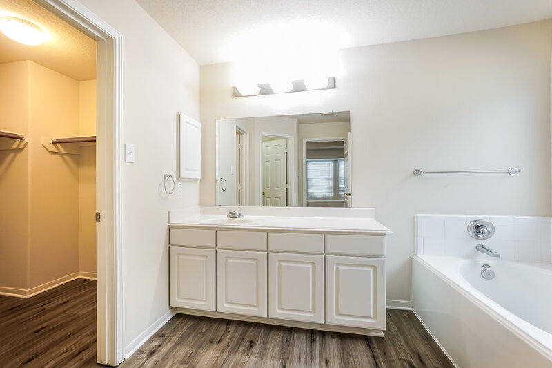 2,435/Mo, 17839 Alpine Brook Ln Humble, TX 77346 Main Bathroom View