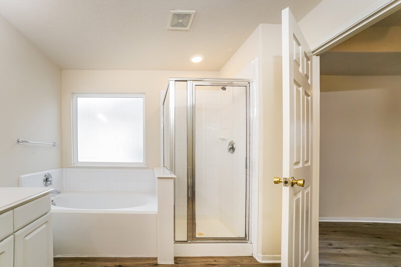 2,435/Mo, 17839 Alpine Brook Ln Humble, TX 77346 Main Bathroom View 2
