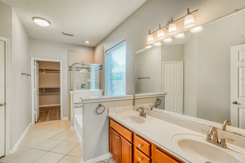1,995/Mo, 6206 Lovage Ave Crosby, TX 77532 Main Bathroom View