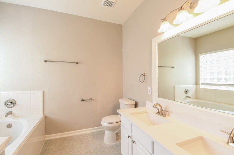 3,035/Mo, 4207 Summer Ln Pearland, TX 77584 Main Bathroom View