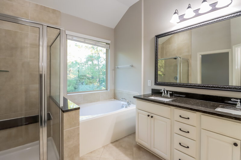 2,305/Mo, 204 Cheswood Forest Dr Montgomery, TX 77316 Main Bathroom View