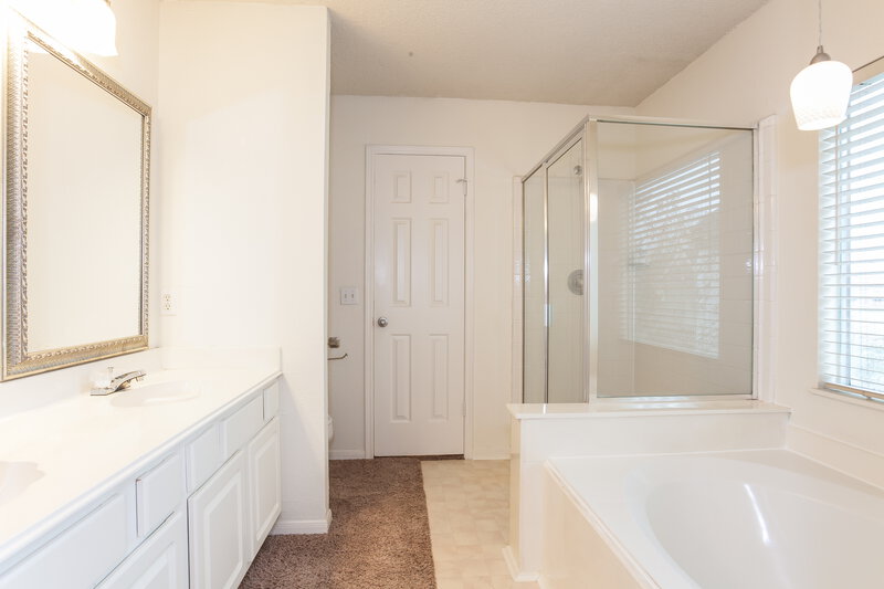 2,385/Mo, 4015 Elmwood Dr Pearland, TX 77584 Master Bathroom View