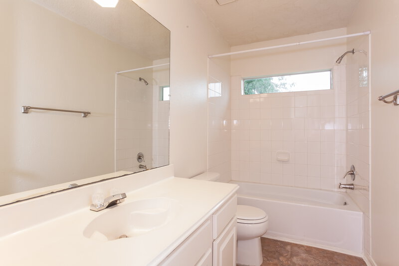 2,385/Mo, 4015 Elmwood Dr Pearland, TX 77584 Bathroom View