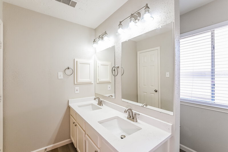 2,220/Mo, 1227 Hidden Canyon Rd Katy, TX 77450 Main Bathroom View 2