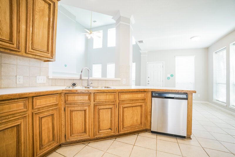 2,525/Mo, 11727 Newlands Ct Tomball, TX 77377 Kitchen View 2