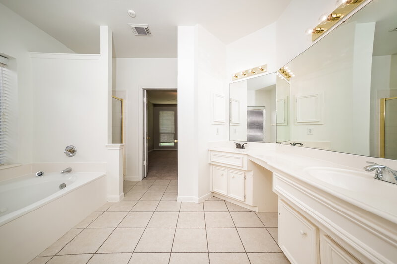 2,525/Mo, 11727 Newlands Ct Tomball, TX 77377 Main Bathroom View 2