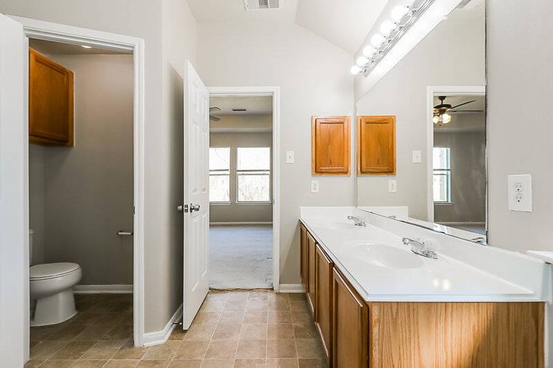 1,975/Mo, 17806 Oakland Mills Dr Richmond, TX 77407 Main Bathroom View 2