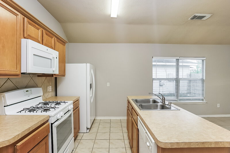 1,550/Mo, 11303 Northam Dr Tomball, TX 77375 Kitchen View 2