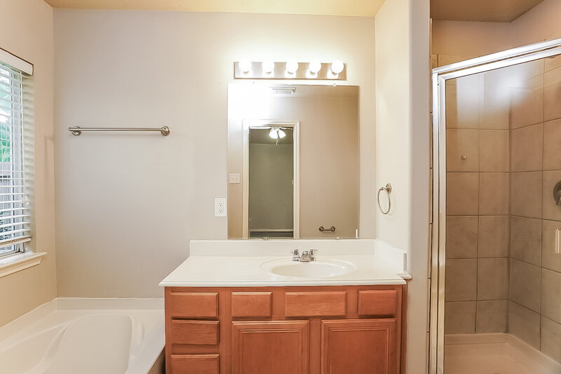 1,550/Mo, 11303 Northam Dr Tomball, TX 77375 Main Bathroom View