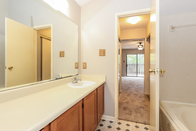 1,740/Mo, 38 Camberwell Ct Spring, TX 77380 Main Bathroom View