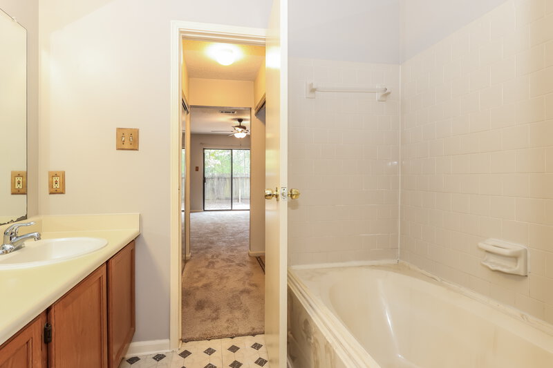 1,740/Mo, 38 Camberwell Ct Spring, TX 77380 Main Bathroom View 2
