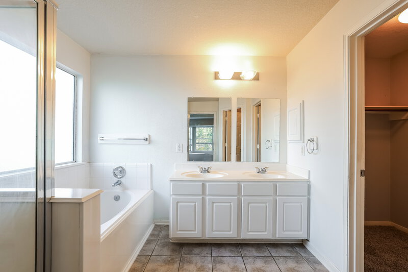 2,650/Mo, 12315 English Brook Cir Humble, TX 77346 Main Bathroom View