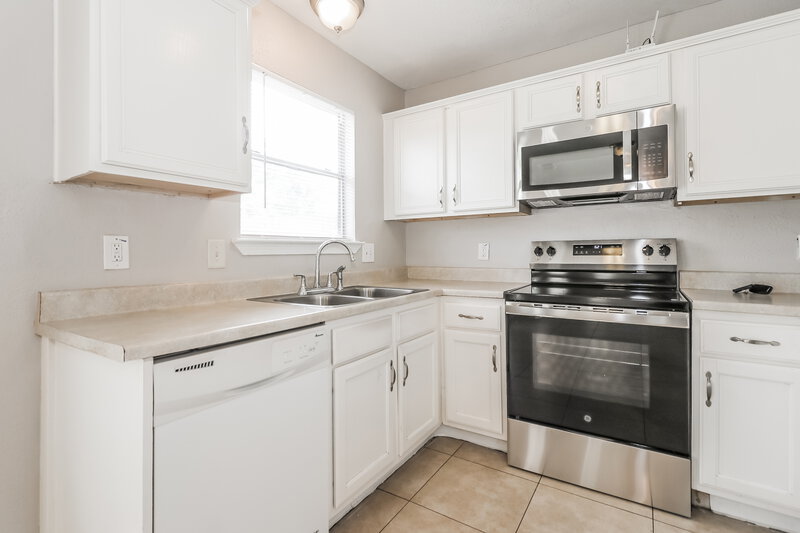 1,790/Mo, 7423 Village Lake Dr Cypress, TX 77433 Kitchen View 2