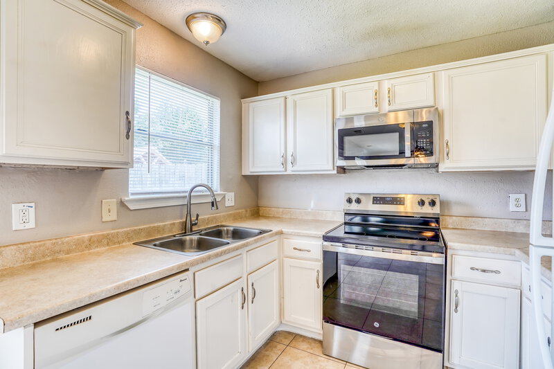 1,715/Mo, 7423 Village Lake Dr Cypress, TX 77433 Kitchen View 2